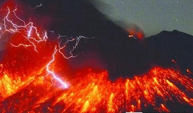 日本樱岛火山喷发烟尘高达2200米